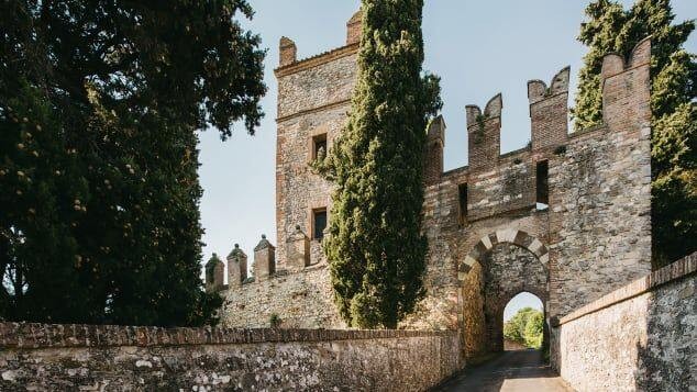 Sở hữu một lâu đài ở Ý với giá chỉ… 2 triệu USD