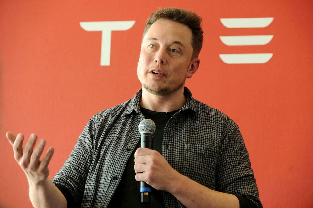 Elon Musk: "Tesla có thể sẽ sản xuất robot hình người vào năm tới"