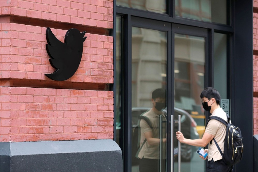 Twitter tạm ngừng tuyển dụng và cắt giảm chi phí vào thời điểm các CEO dần dời đi