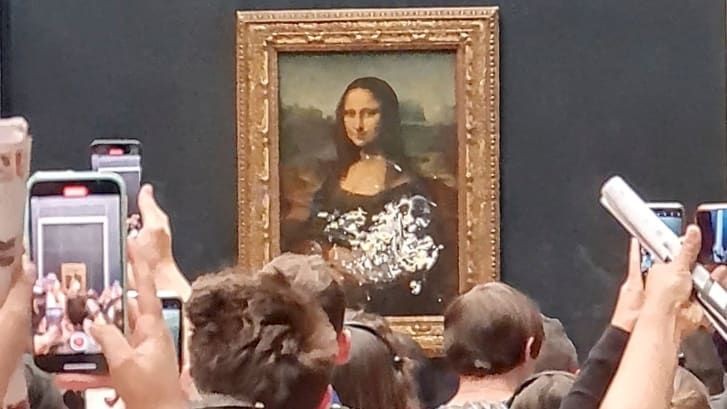 Bức tranh nàng Mona Lisa bị du khách “tấn công”