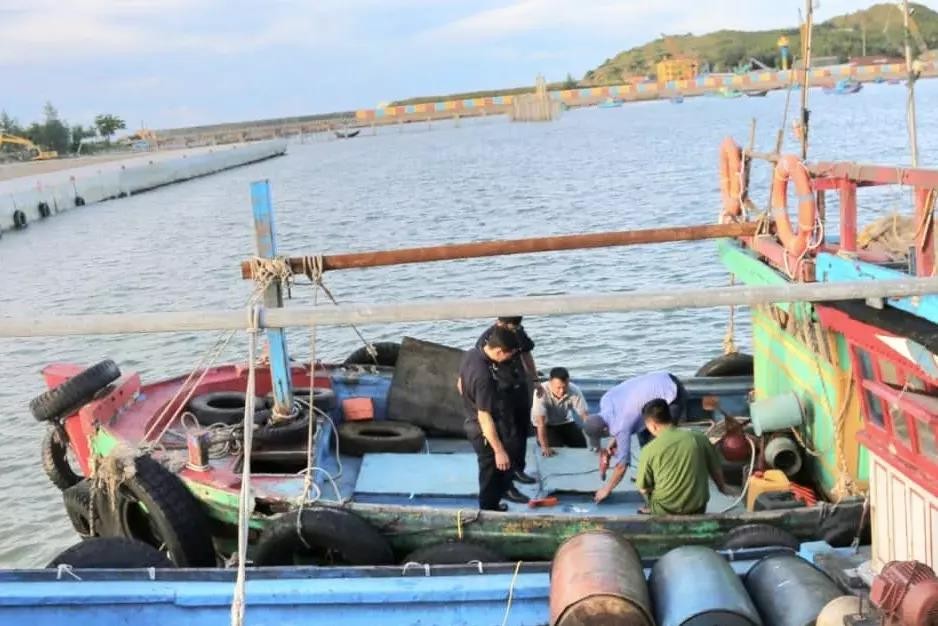 Quảng Bình bắt giữ 2 tàu cá chở 7.000 lít dầu lậu