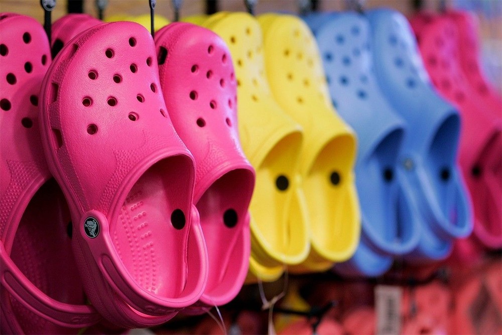 Hãng giày Crocs đâm đơn kiện chuỗi cửa hàng giá rẻ Daiso