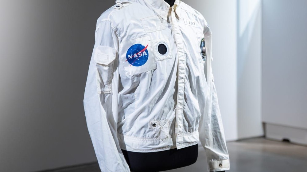 Chiếc áo khoác “du hành mặt trăng” thu về 2,7 triệu USD sau phiên đấu giá