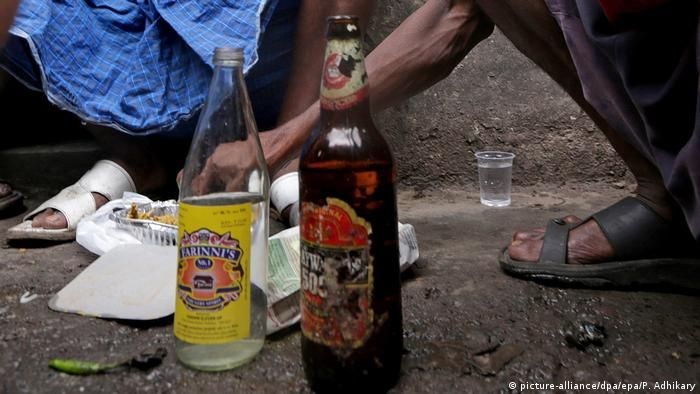 Ấn Độ: Hàng chục người tử vong sau khi uống rượu tự chế