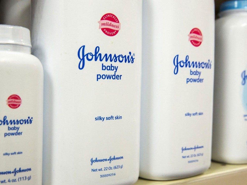 Johnson & Johnson ngừng bán sản phẩm phấn rôm trẻ em trên toàn cầu vào năm sau