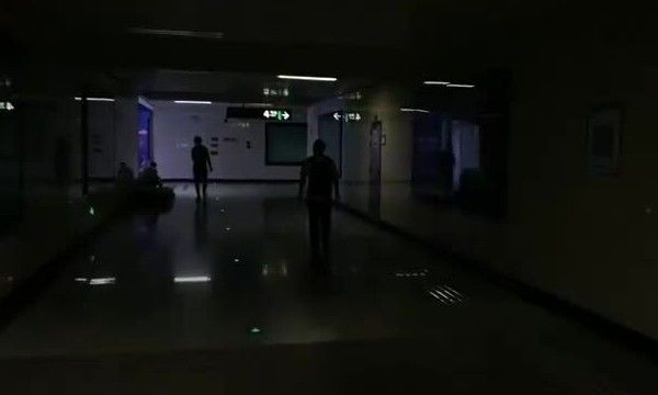 Trung Quốc: Ga tàu điện ngầm tối om vì thiếu điện