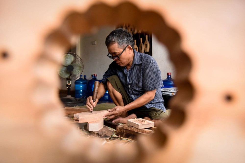 Nghệ nhân làng mộc đau đáu giữ nghề đục khuôn bánh Trung thu từ gỗ