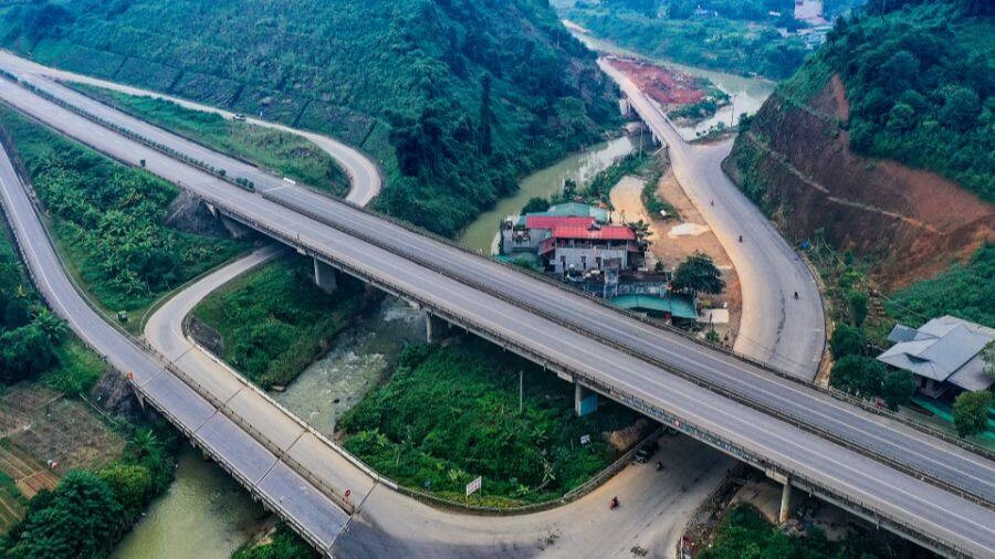 Cao tốc Nội Bài – Lào Cai đến Sa Pa: “Qua sông thì bắc cầu, qua núi thì đào hầm, qua đồng thì đổ đất”