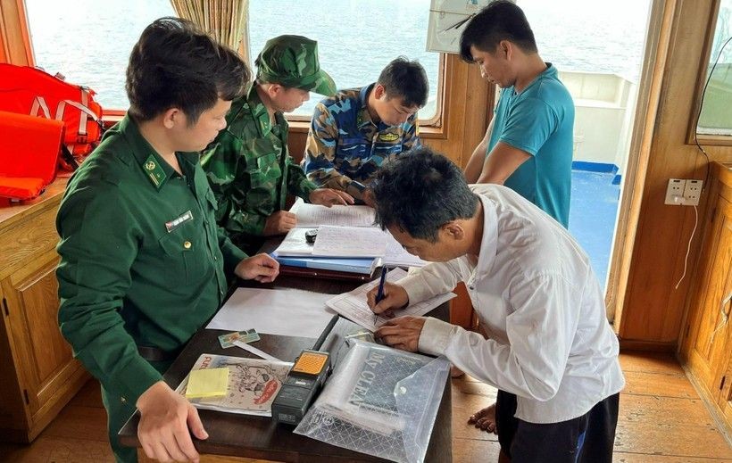 Bộ đội Biên phòng TP. HCM bắt giữ tàu chở hơn 100m3 dầu DO không rõ nguồn gốc