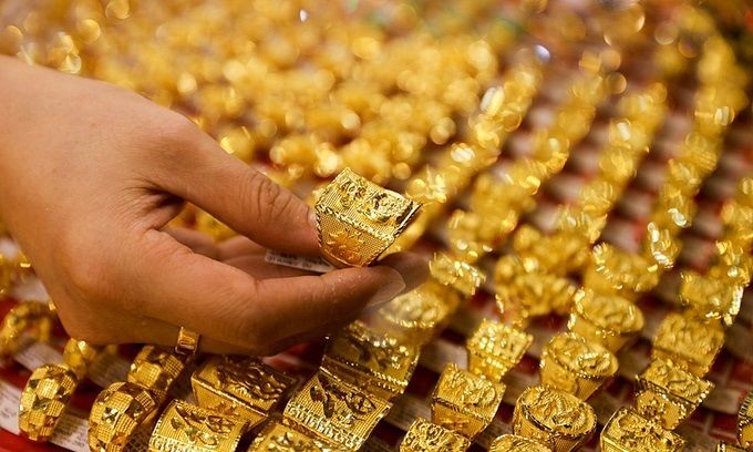 Đồng USD tăng mạnh, vàng chịu áp lực giảm giá