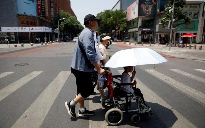 Trung Quốc nóng kỷ lục, dân đổ xô mua đồ chống nắng