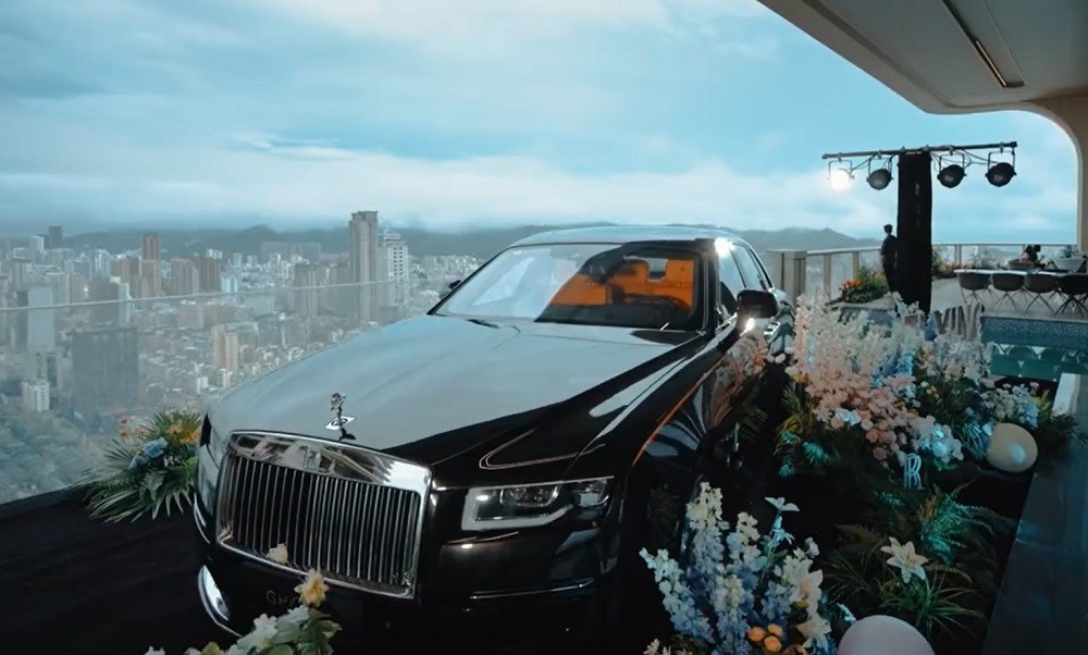 Độc lạ Trung Quốc: Tỷ phú kéo Rolls-Royce Ghost lên penthouse tầng 44... để trưng bày