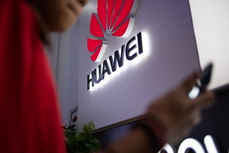 Giám đốc ngân sách Nhà Trắng tìm cách trì hoãn lệnh cấm đối với Huawei