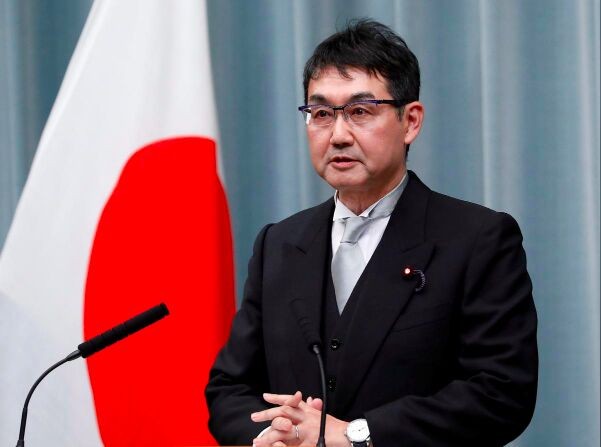 Bị "tố" tặng ngô, khoai cho cử tri; Bộ trưởng Nhật Bản nộp đơn từ chức