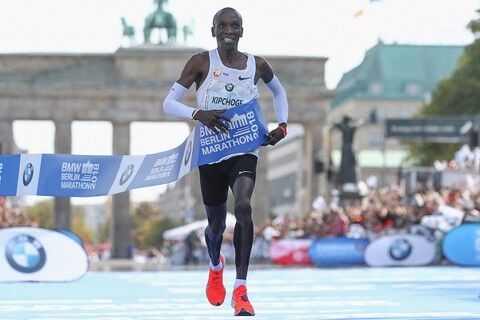 “Giúp” Eliud Kipchoge đạt kỷ lục khủng cự ly marathon 42km, giày Nike bị IAAF điều tra