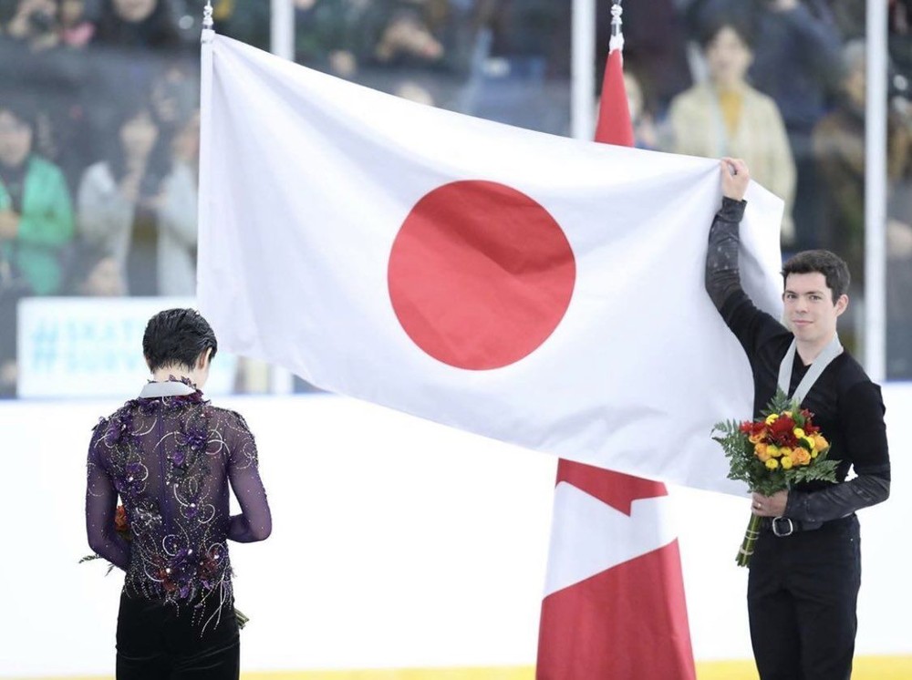 Hành động gây bất ngờ của VĐV trượt băng băng Canada tại lễ trao giải quốc tế