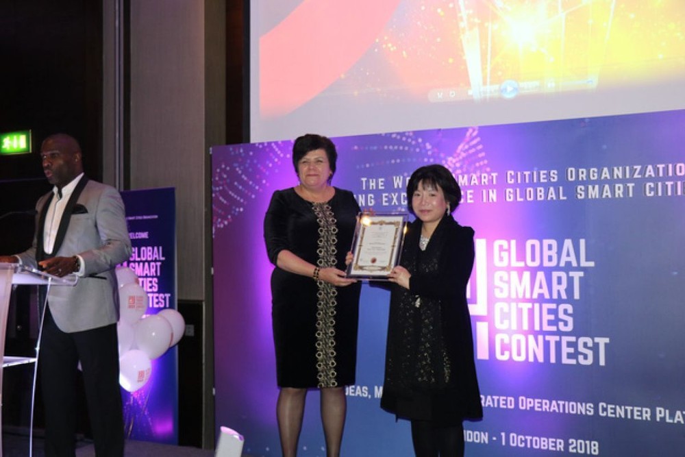 CT HĐQT AIC Group  Nguyễn Thị Thanh Nhàn nhận giải thưởng quốc tế về “Quốc gia thông minh”