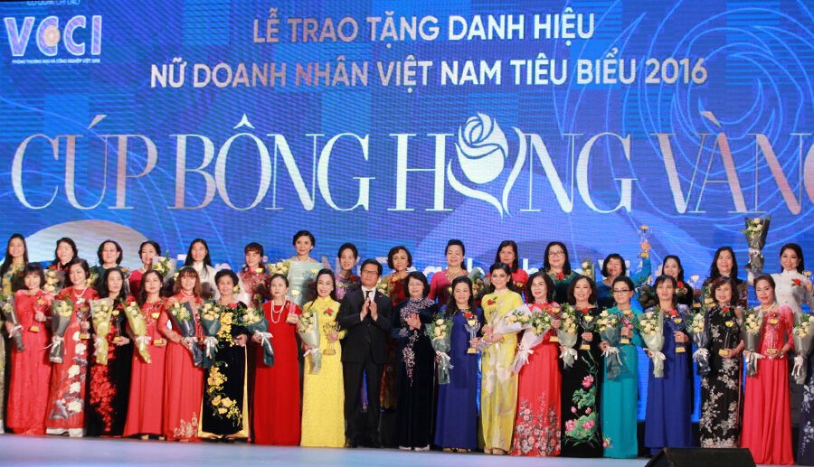 100 nữ doanh nhân nhận Cúp Bông hồng vàng 2016