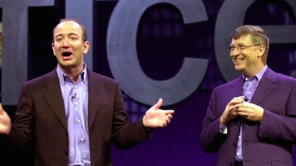 Amazon lần đầu tiên vượt Microsoft về giá trị vốn hóa