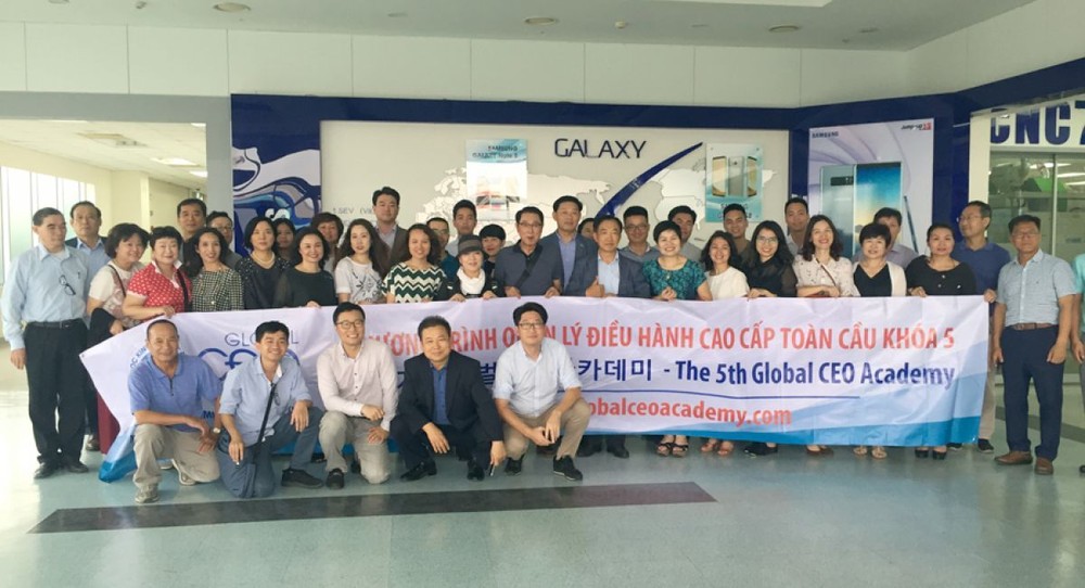 Lớp học Quản lý điều hành cao cấp thăm quan nhà máy Samsung Bắc Ninh