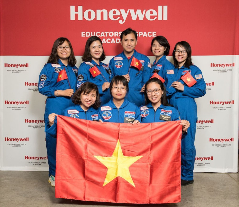 8 giáo viên Việt Nam tham gia chương trình đào tạo mô phỏng phi hành gia của Honeywell