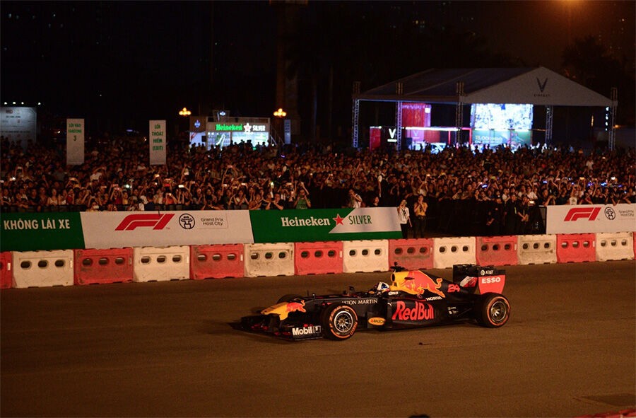 Fan Việt “dậy sóng” với trải nghiệm giải đua F1 cùng DJ quốc tế Armin Van Buuren