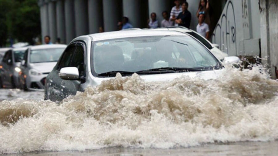 Cách để lái xe an toàn trong ngày mưa bão