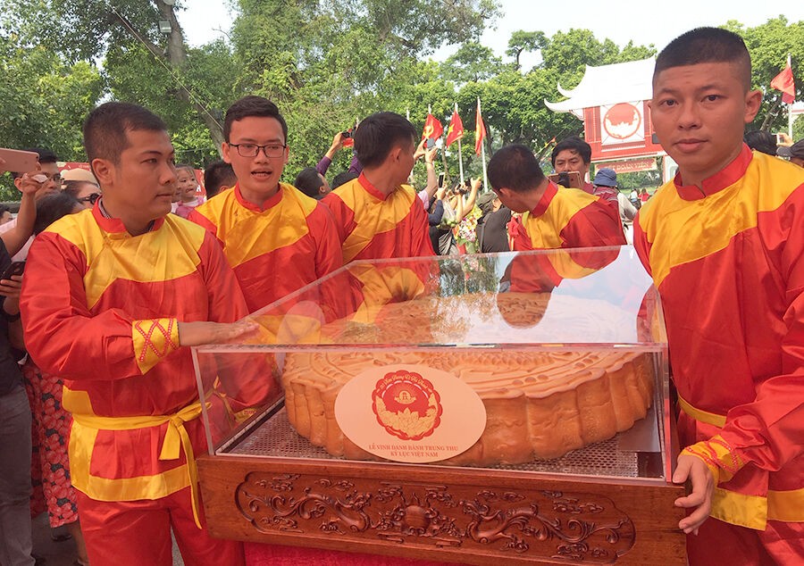 Vinh danh và trao bằng chứng nhận xác lập kỷ lục cho “Cặp bánh trung thu lớn nhất Việt Nam”