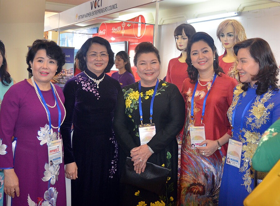 Phó Chủ tịch nước thăm các gian hàng tại Diễn đàn Doanh nhân nữ APEC