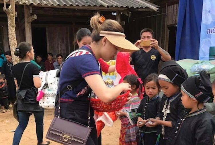 Ca sỹ Thủy Bi trao qùa cho trẻ em Xí Mần- Hà Giang