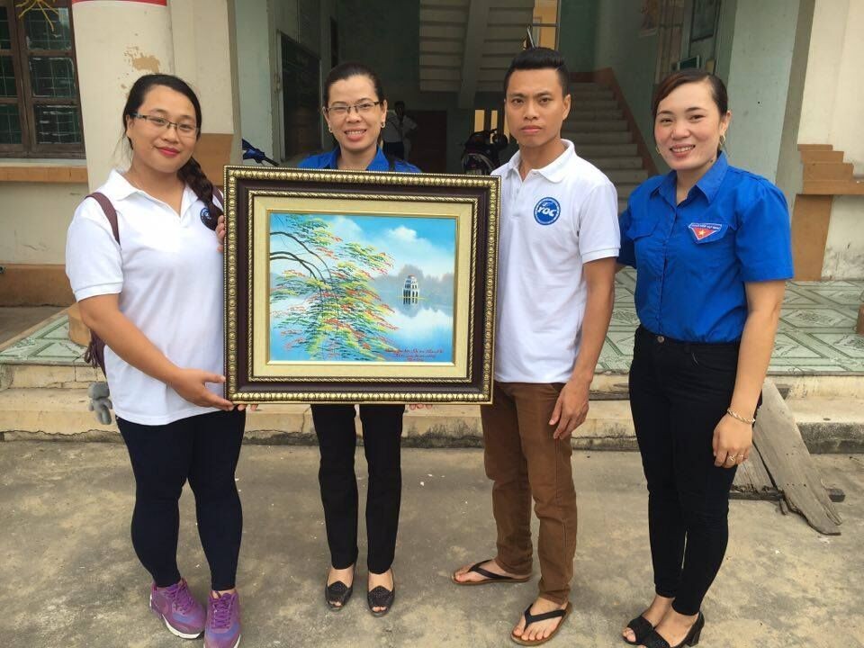 Đoàn Phường Quảng Phúc cùng CLB Văn phòng trẻ, ĐH Nội Vụ Hà Nội trao quà gia đình chính sách