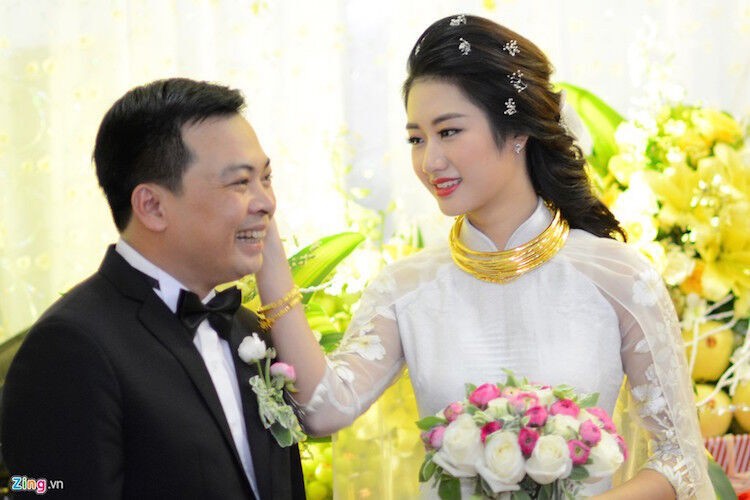 Chồng đại gia tặng quà cưới siêu xe Roll Royce cho Hoa hậu Thu Ngân