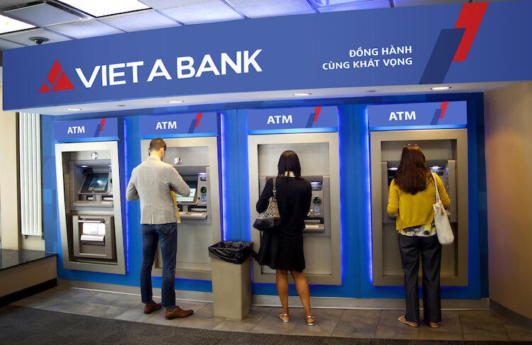 VietABank tăng cường tiếp quỹ cho cây ATM