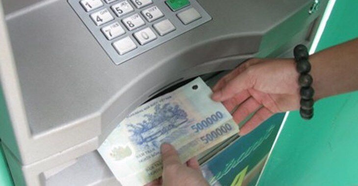 Bớt gánh nặng phí rút tiền ATM?