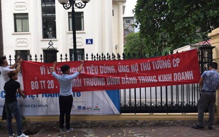 Doanh nghiệp nhập ôtô căng biểu ngữ trước cổng Bộ xin bỏ Thông tư 20