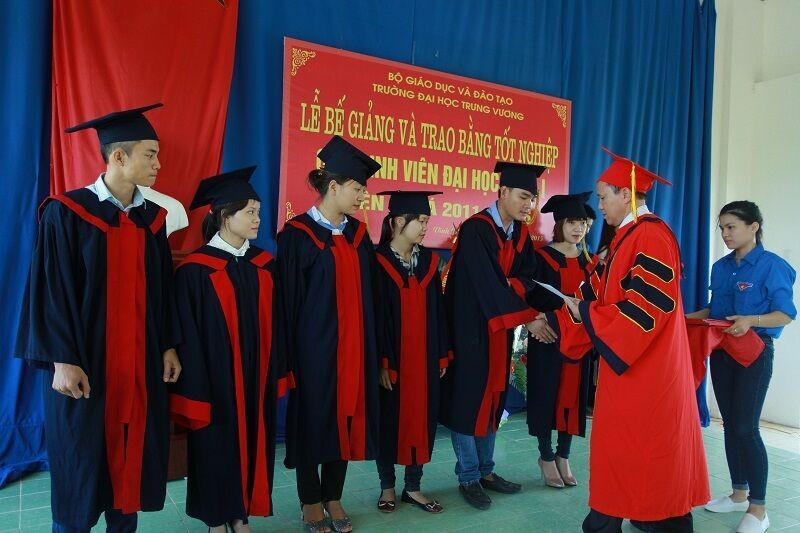 Trường Đại học Trưng Vương: Bế giảng và trao bằng tốt nghiệp cho sinh viên Đại học