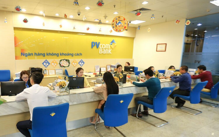 PVcombank trao tặng lộc vàng cho  khách hàng