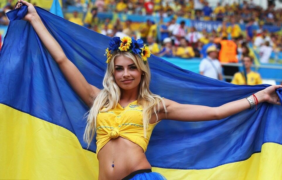 Trước trận chung kết Euro 2016, ngắm lại các fan nữ xinh đẹp