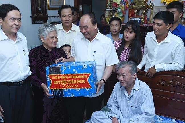 Thủ tướng Nguyễn Xuân Phúc tới thăm các gia đình chính sách tại Cần Thơ