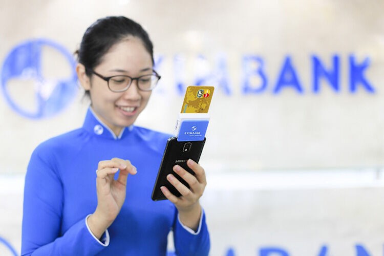 Eximbank bất ngờ “treo” tiền của khách hàng 4 tháng