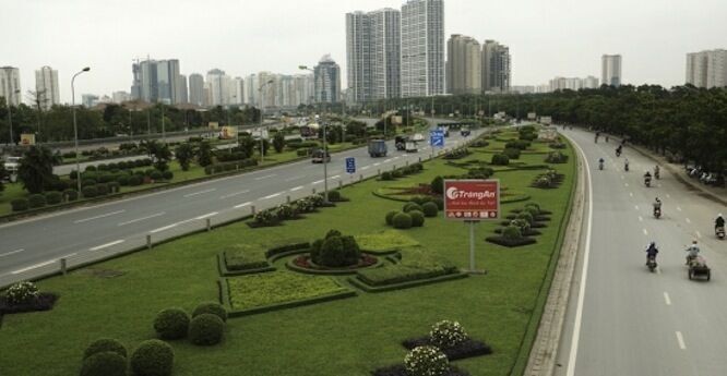 Hà Nội mỗi tuần chi hơn 1 tỷ đồng để cắt cỏ đại lộ Thăng Long