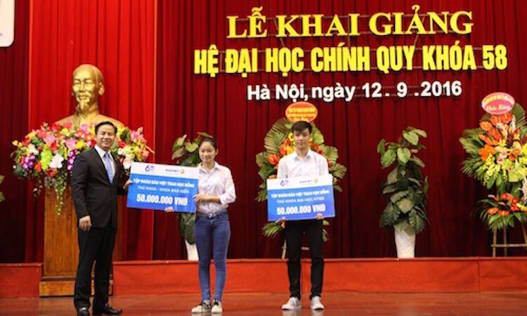 Tập đoàn Bảo Việt trao học bổng cho tân sinh viên