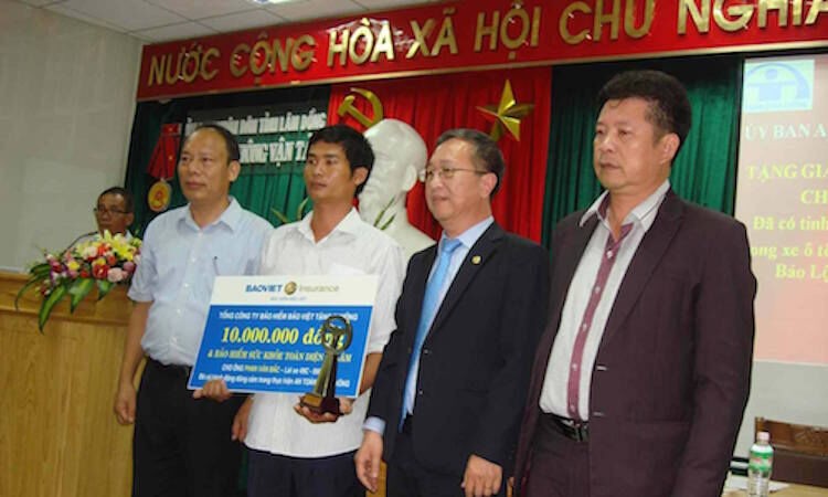Bảo hiểm Bảo Việt tặng thưởng lái xe Phan Văn Bắc cứu người