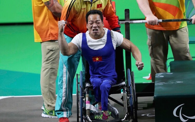 Khoảnh khắc Lê Văn Công giành huy chương vàng Paralympic 2016