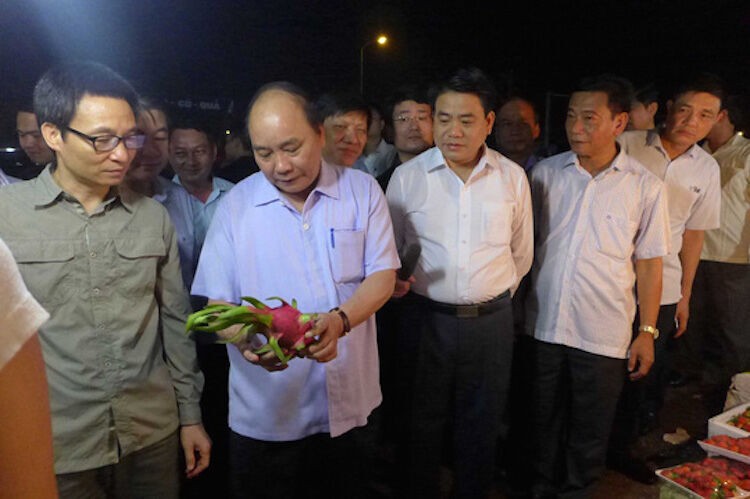 Thủ tướng bất ngờ "vi hành" chợ Long Biên, ruộng rau sạch Hà Nội