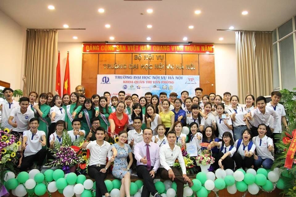 Thầy trò, Trường Đại học Nội Vụ hát Quốc ca chào mừng ngày Truyền thống Văn phòng Việt Nam