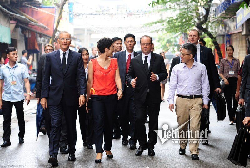 Tổng thống Pháp sánh bước cùng GS Ngô Bảo Châu