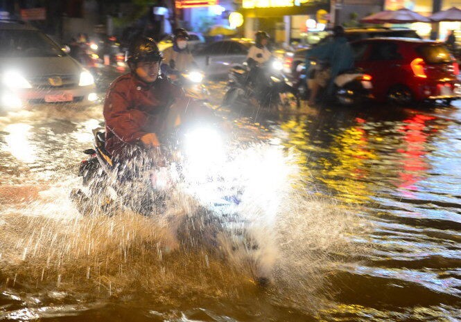 Đường ngập nặng sau mưa, dân TP.HCM cắn răng lội nước về nhà