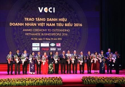 Thủ tướng Nguyễn Xuân Phúc trao tặng cúp Thánh Gióng cho 100 doanh nhân tiêu biểu