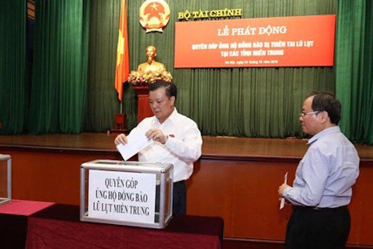 Bộ Tài chính ủng hộ 500 triệu đồng cho các tỉnh miền Trung bị lũ lụt
